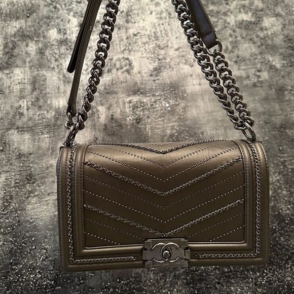 Chanel medium boy bag chain detail - Picture 10 of 13